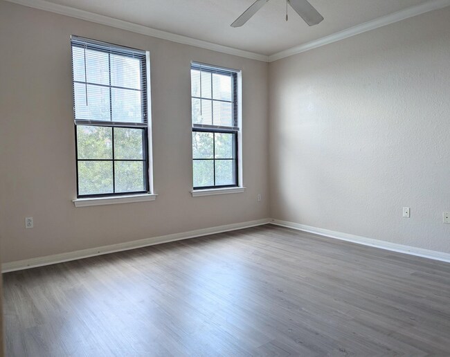 Building Photo - 1x1 New wood-look vinyl plank flooring throughout!