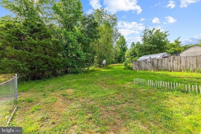 Building Photo - Available Now!  3 Bedroom Townhouse King George