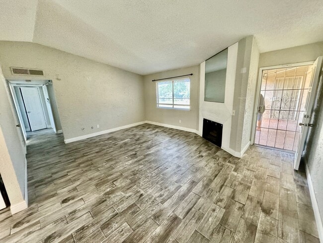 Foto del edificio - Spacious 2BD/2BTH with Private 2 Car Garag...