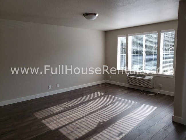 Building Photo - 5863 Aster St