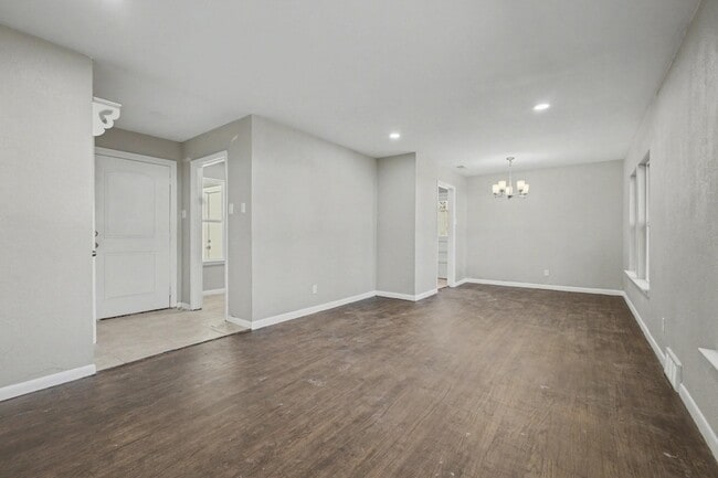 Building Photo - 2319 Glengariff Dr