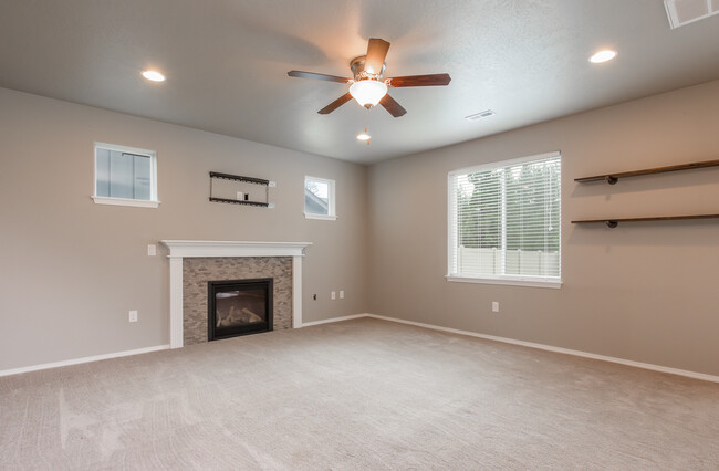 Building Photo - Beautiful 4 Bedroom 2.5 Bath River Run Home