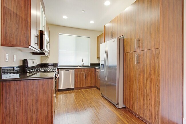 Building Photo - Gorgeous 2 bedroom 2 bath