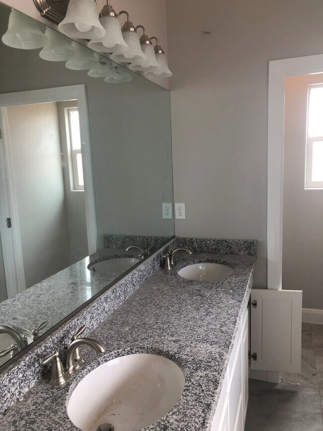Building Photo - Newer Home in Sky Ridge