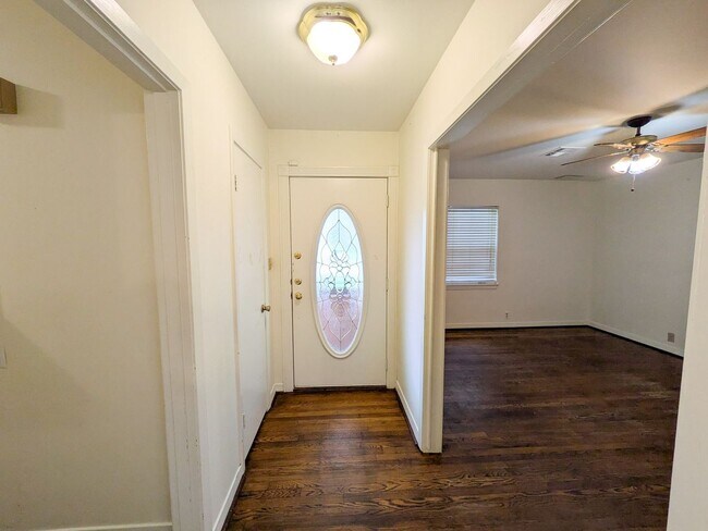 Foto del edificio - 5040 Raleigh Dr