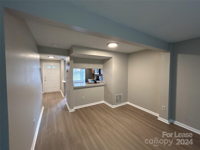 Building Photo - 9618 Vinca Cir