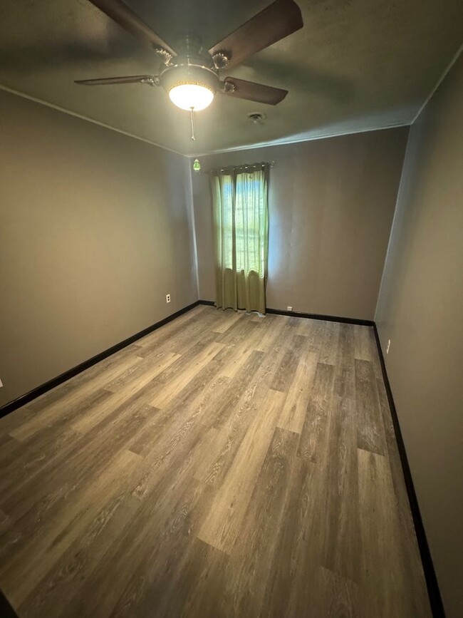 Building Photo - Three Bedroom One Bathroom Home $1,495.00