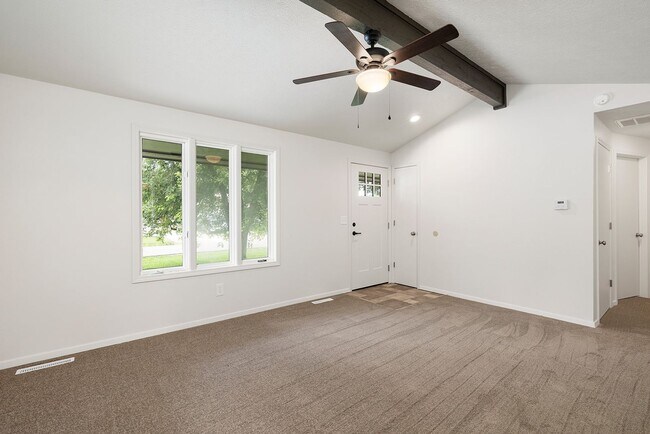 Foto del edificio - Charming Updated Home with 1-Car Garage, Fenced Backyard & Modern Finishes