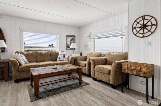 Living area - 2552 La Verde St