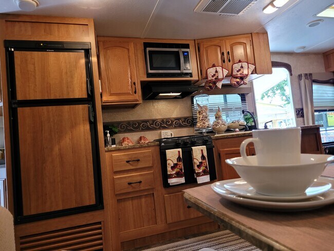 Fully equipped kitchen - 1046 E 85th St