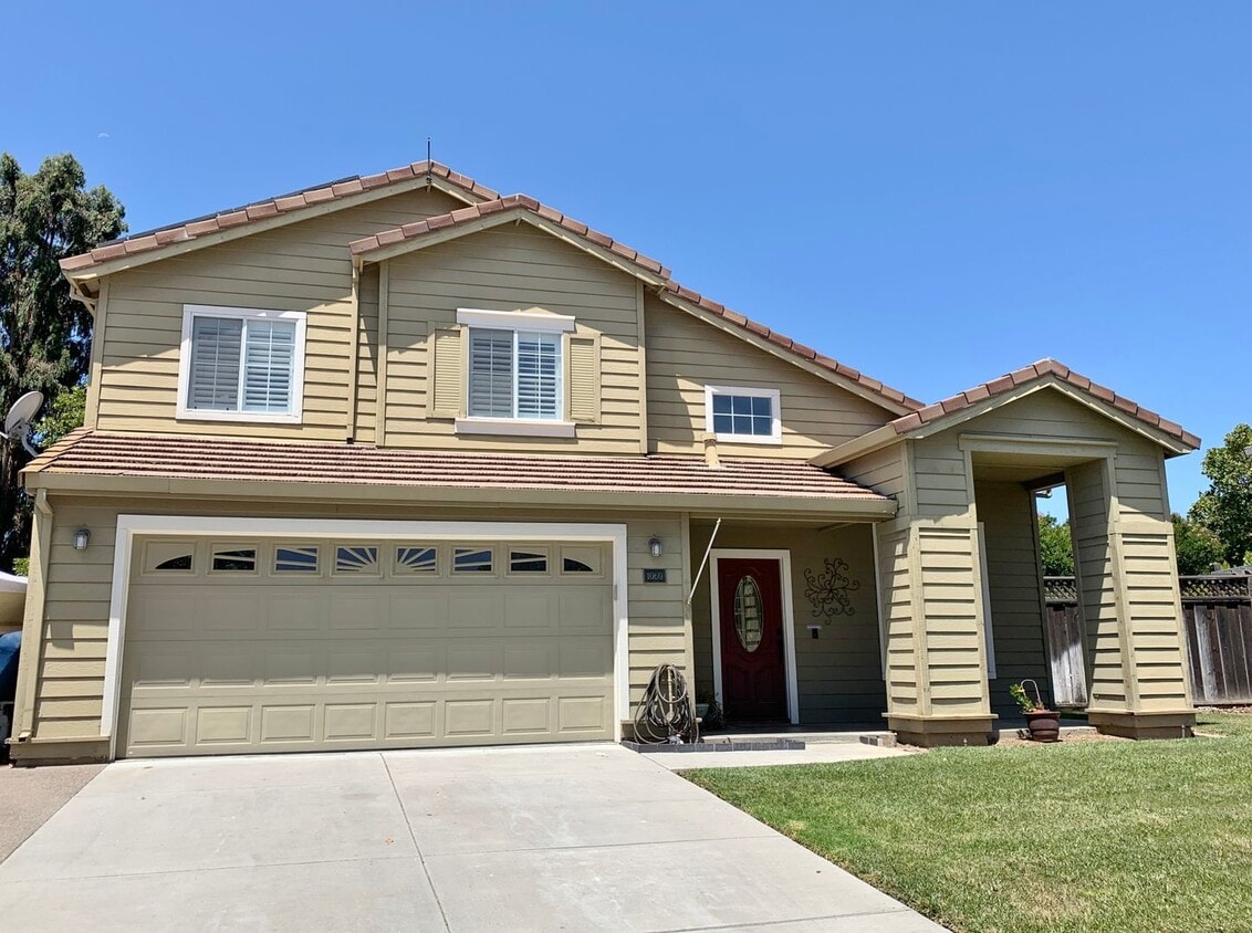 Foto principal - 4 Bedroom Home with Pool in Hollister