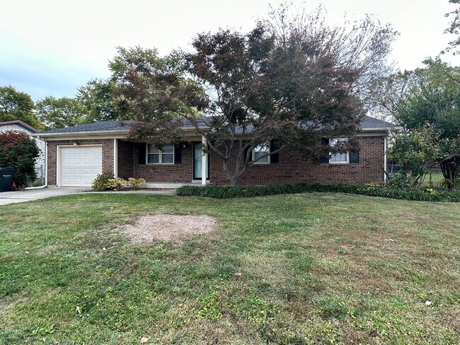 Foto del edificio - COMING SOON! Lovely 3 BR House in Tates Creek! Garage, Fenced Backyard, Pets Ok