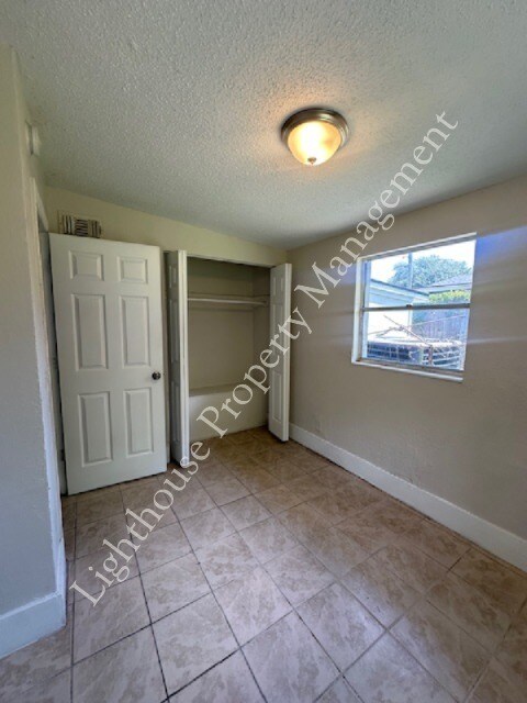 Foto del edificio - Bright 4 Bedroom Home With Tile Flooring Throughout