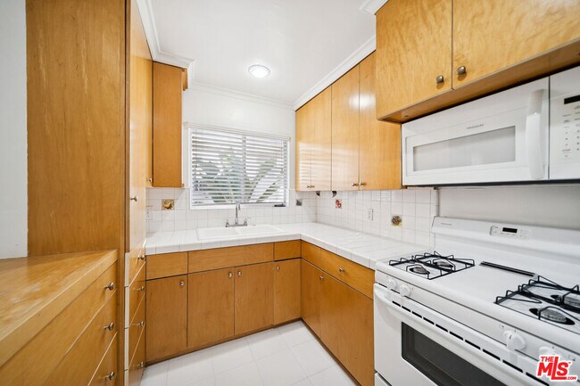 Foto del edificio - 8442 Blackburn Ave