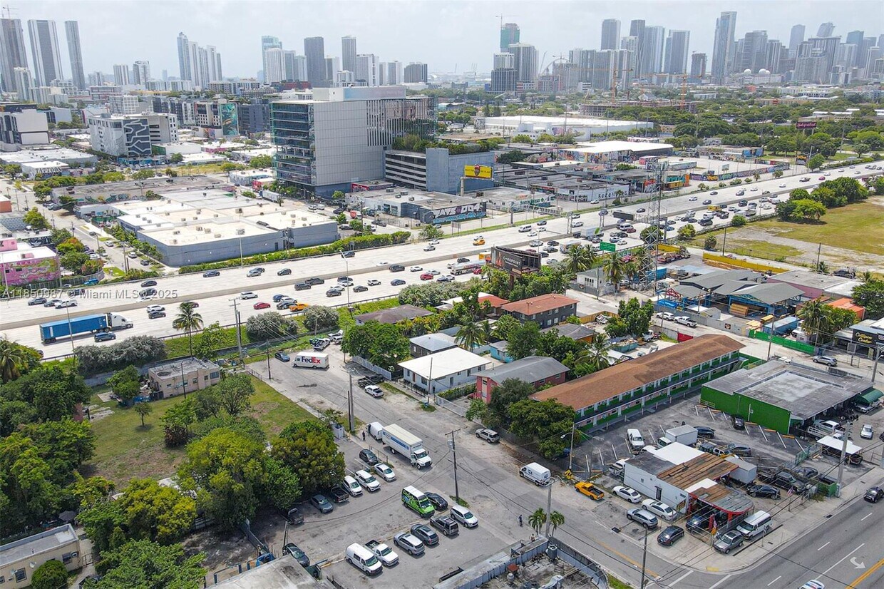 Foto principal - 666 NW 28th St