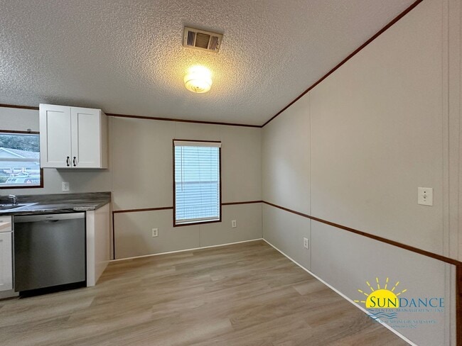 Building Photo - Newly Updated 3 Bedroom Home in Fort Walto...