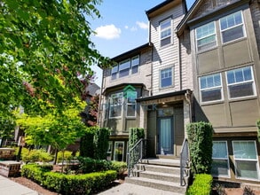 Building Photo - 1053 10th Ave NE