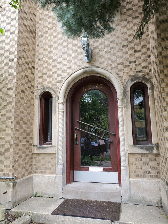 Building Photo - 6107 N Francisco Ave