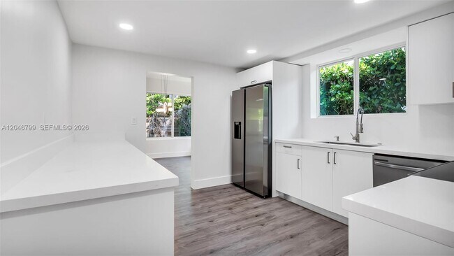 Building Photo - 1500 NE 13th Pl
