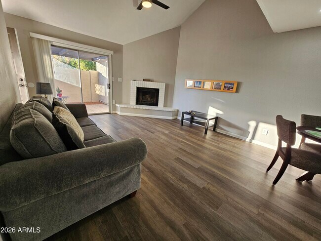 Foto del edificio - 2144 E Center Ln