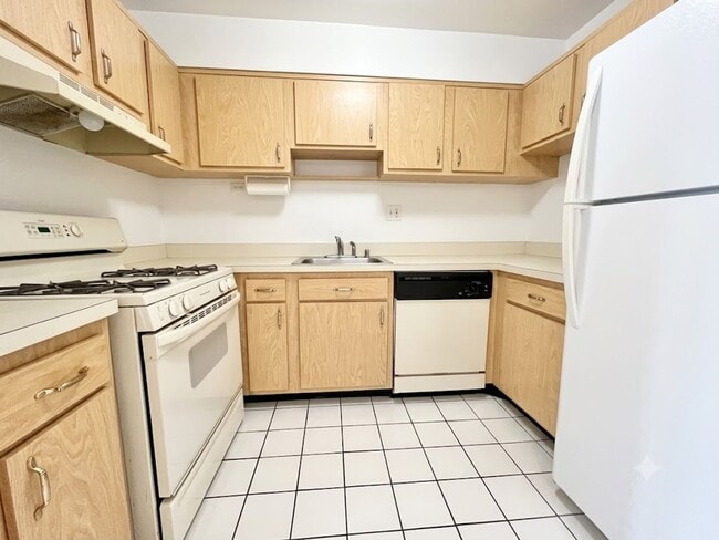 Photo - Bright & Spacious | 955 sqft 2BR/2BA Condo | Excellent Commuter Location!