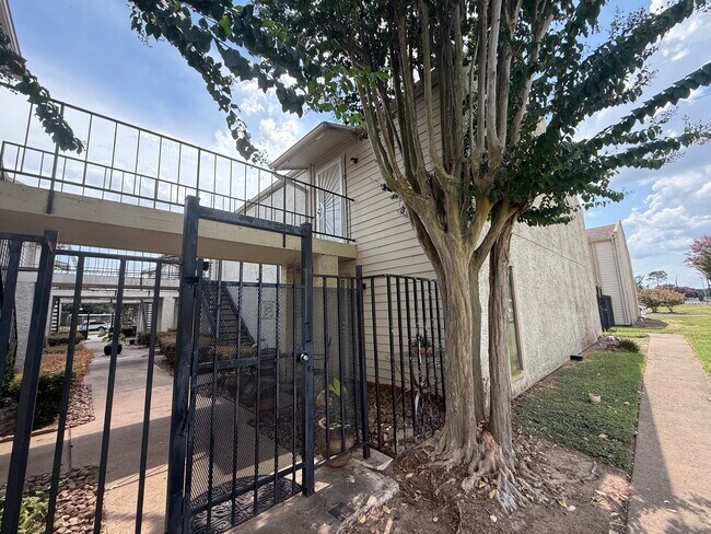 Building Photo - 10075 Westpark Dr