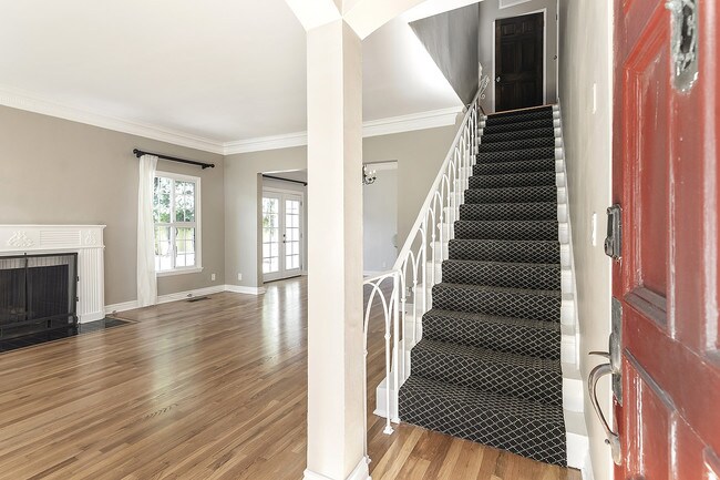 Entry/ Living room - 217 1/2 S Poinsettia Pl