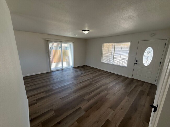 Foto del edificio - Updated Property with Large Front & Backyard