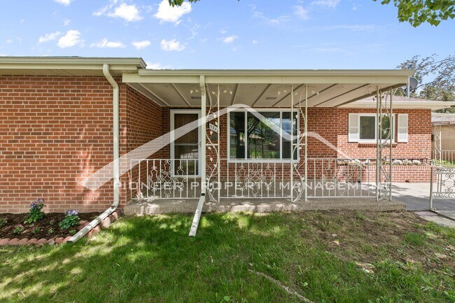 Foto del edificio - Charming Home with Washer/Dryer and Fenced...