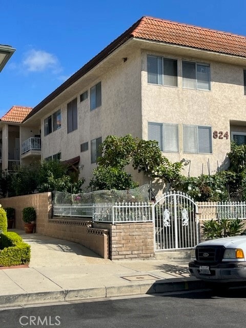 Foto principal - 824 W 11th St