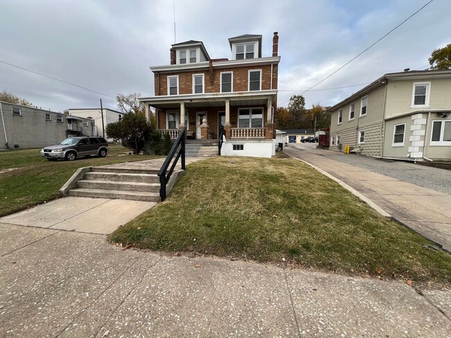 Building Photo - 955 E Main St