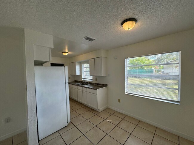 Foto del edificio - Beautiful 3 Bed Home in Orlando