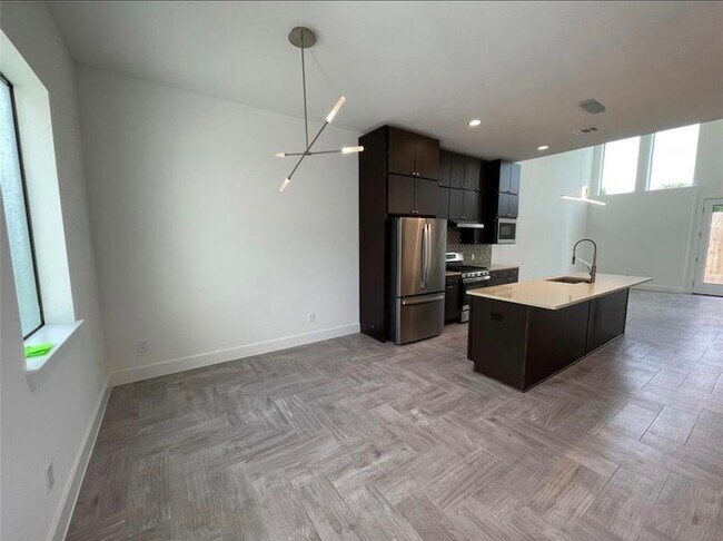 Foto del edificio - 1703 Cedrocanna Ln