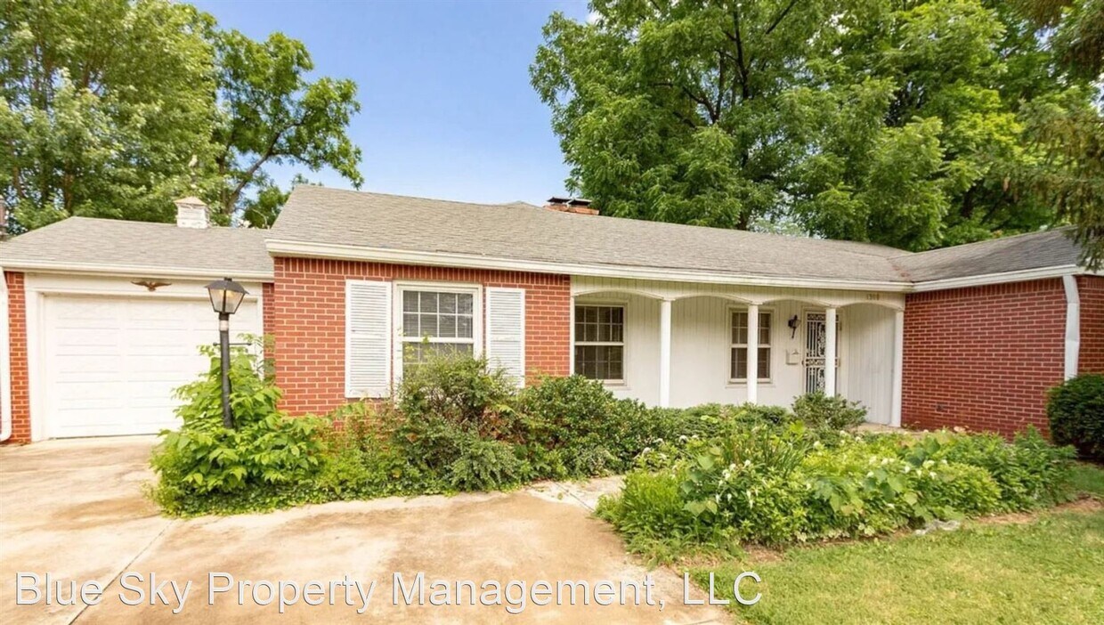 Foto principal - 3 br, 1 bath House - 1300 W Beechwood Ave
