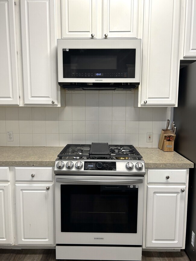New Range and Microwave - 3500B Duval Street