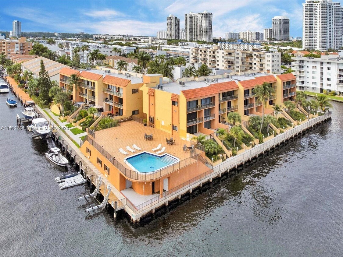 Foto principal - 4000 NE 168th St