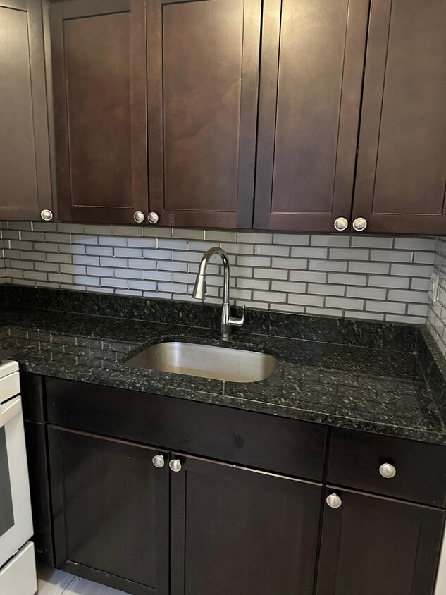 Primary Photo - 6800 N Sheridan Rd