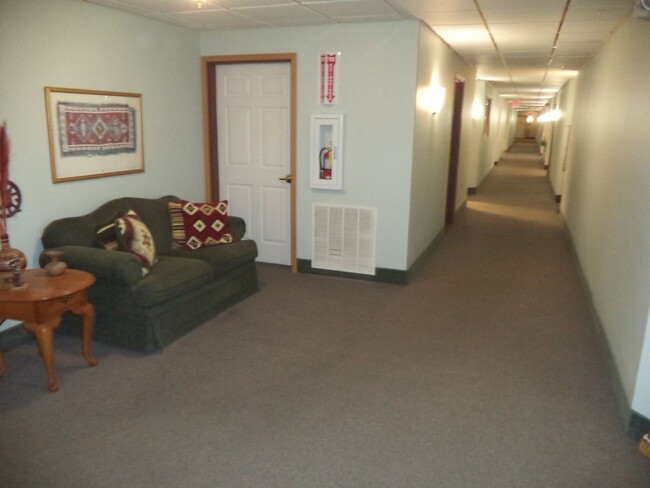 Building Photo - 8935 S Wood Creek Dr