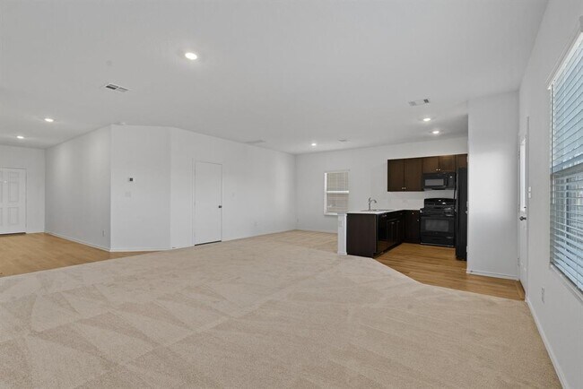 Building Photo - 402 Whoopers Loop