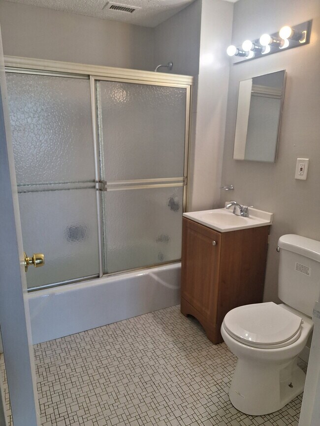 Building Photo - 967 Asylum Ave