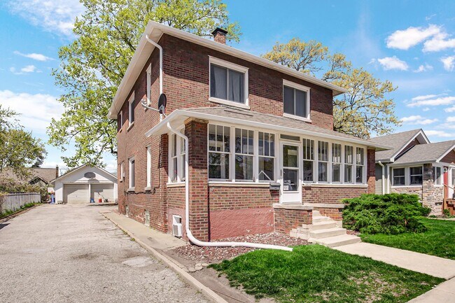 Foto del edificio - 8830 Parrish Ave