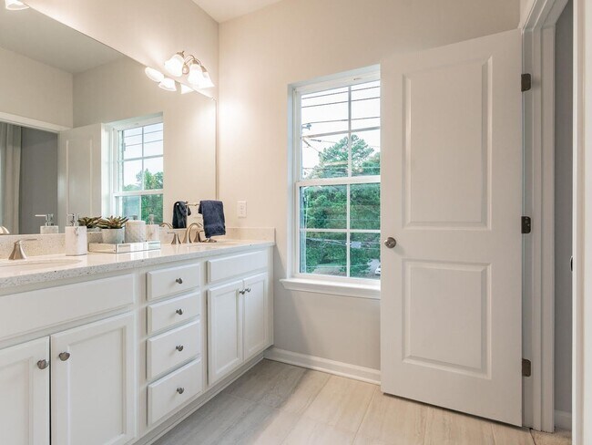 Foto del edificio - 4 Bedroom Townhome in Duluth