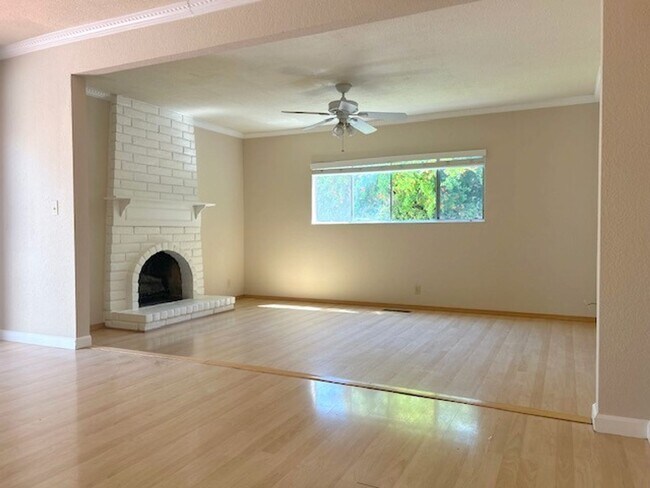 Building Photo - Del Prado Ranch Home!
