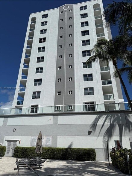 Foto del edificio - 17050 N Bay Rd