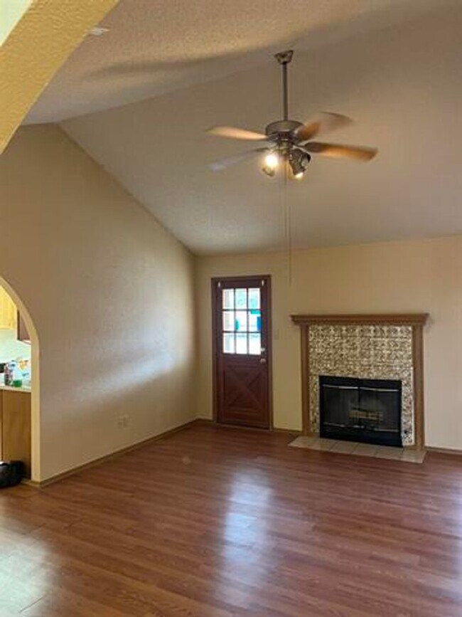 Foto del edificio - Lovely 3 Bedroom 2 bathroom home with pool
