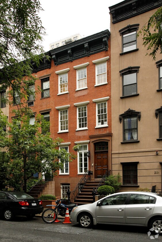Foto principal - 219 E 31st St