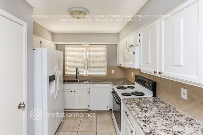 Building Photo - 4913 Cliffwood Dr