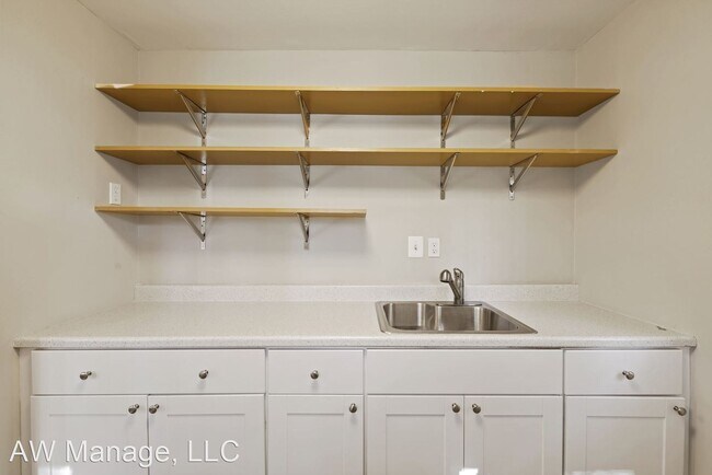 Building Photo - 3 br, 1 bath House - 9714 Montauk Ave
