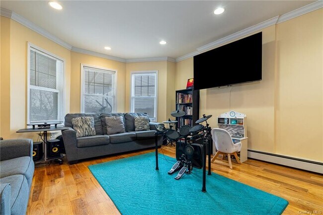 Building Photo - 2055 Strang Ave