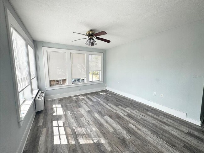 Foto del edificio - 704 Cordova Dr